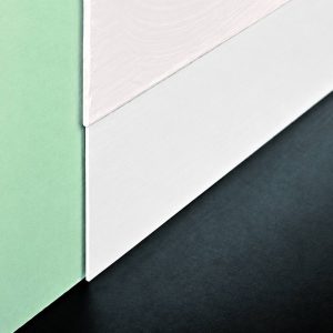 Plinta subtire alba din aluminiu pentru protectia decorativa a peretilor Proskirting Line