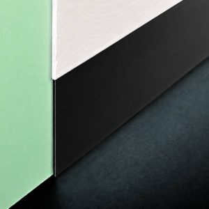 Plinta subtire neagra din aluminiu pentru protectia decorativa a peretilor Proskirting Line