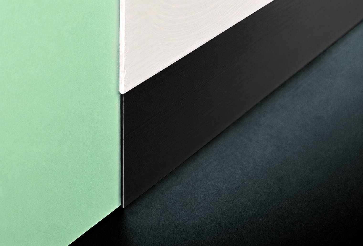 Plinta subtire neagra din aluminiu pentru protectia decorativa a peretilor Proskirting Line
